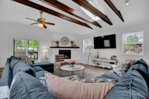 New! Charming Pink Haus 1 Mile to Main St with Firepit!